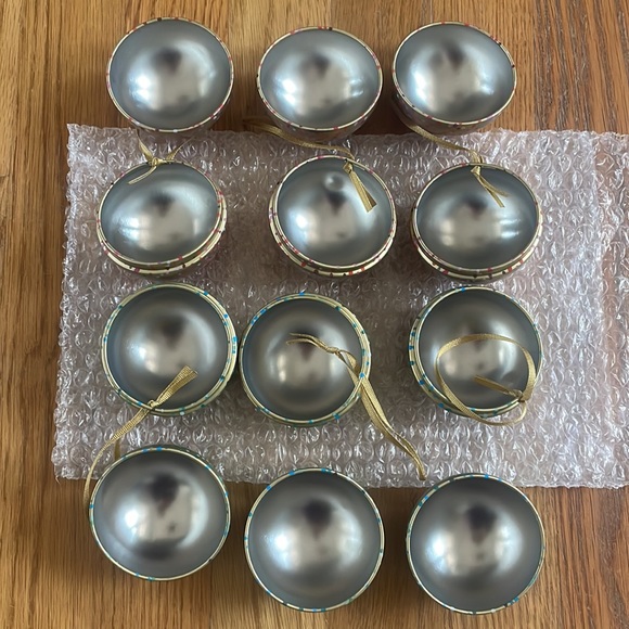 L’Occitane Round Metal Ornaments - Set of 6 - Picture 4 of 8